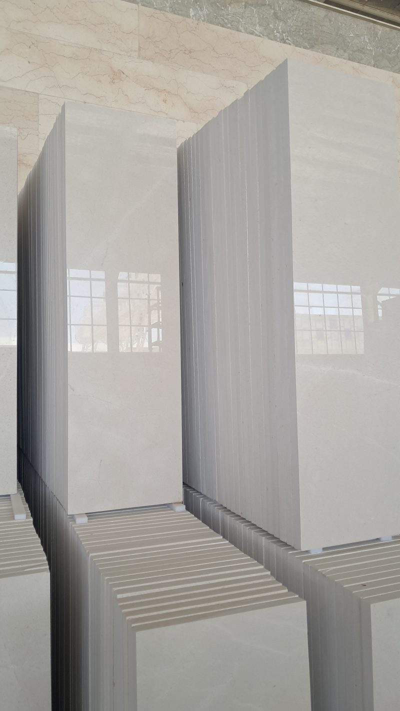 رخام هرسین – رخام أبيض فاخر مع عروق ناعمة | لازولیت ماربل