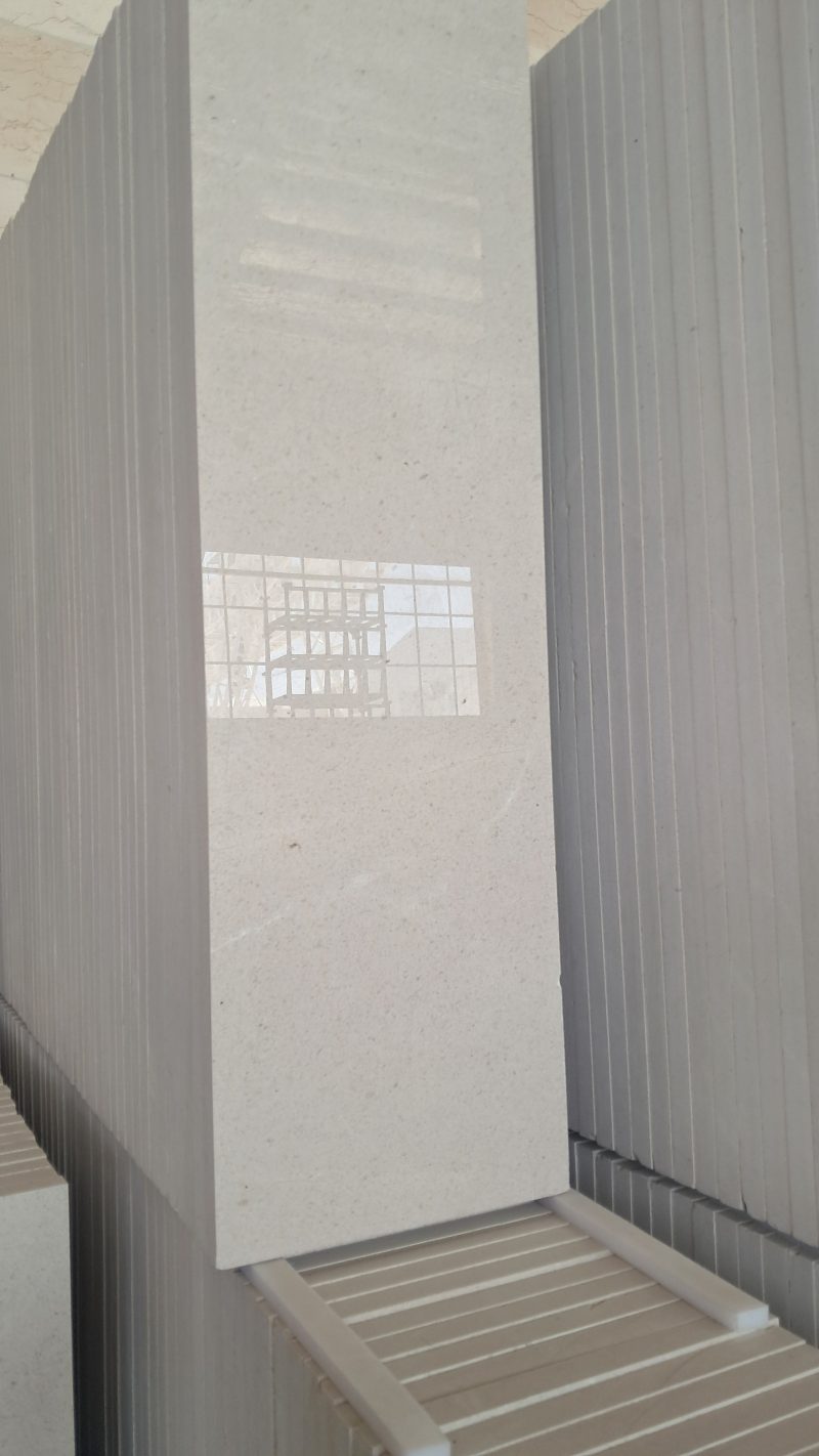 رخام هرسین – رخام أبيض فاخر مع عروق ناعمة | لازولیت ماربل