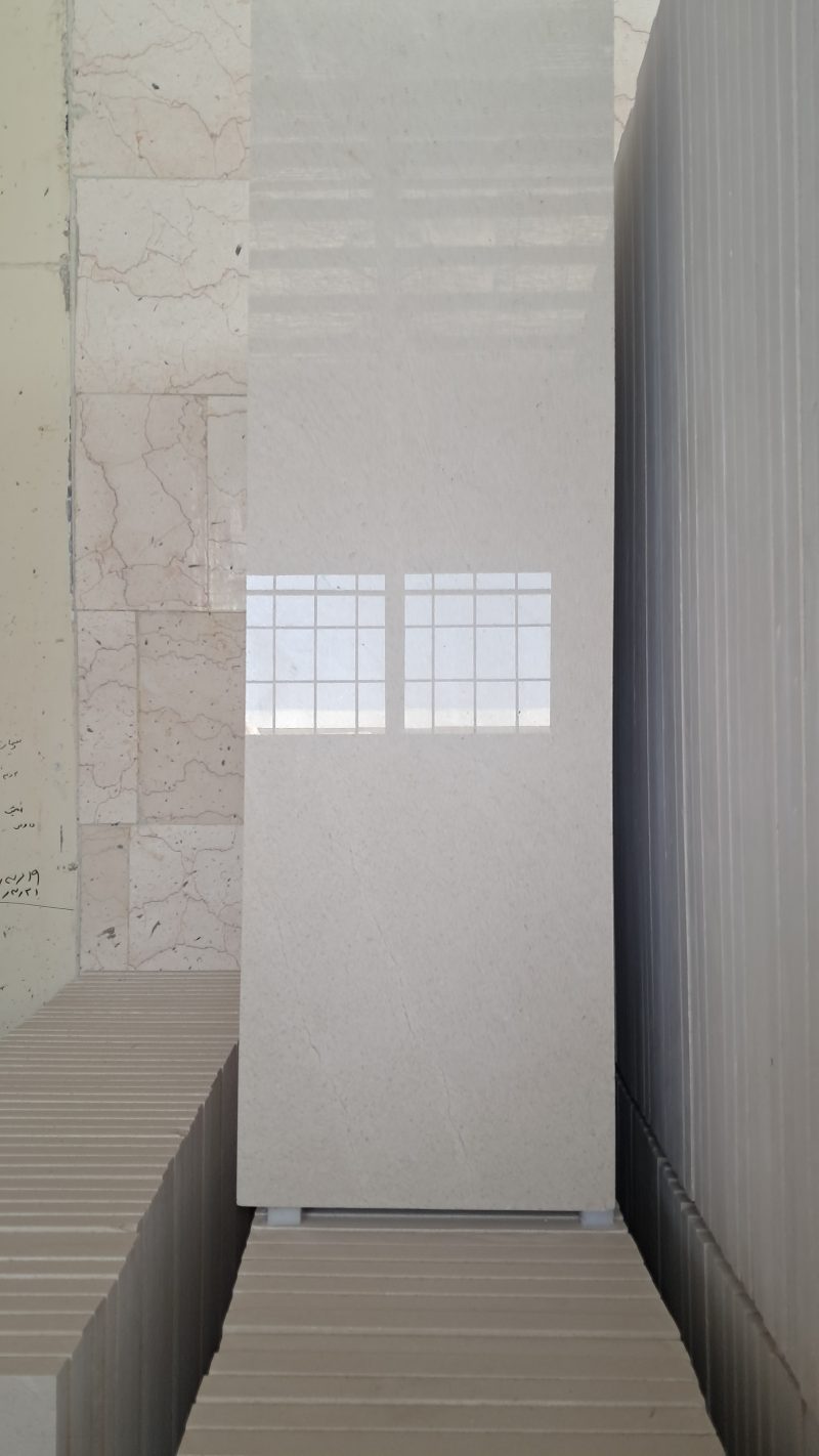 رخام هرسین – رخام أبيض فاخر مع عروق ناعمة | لازولیت ماربل