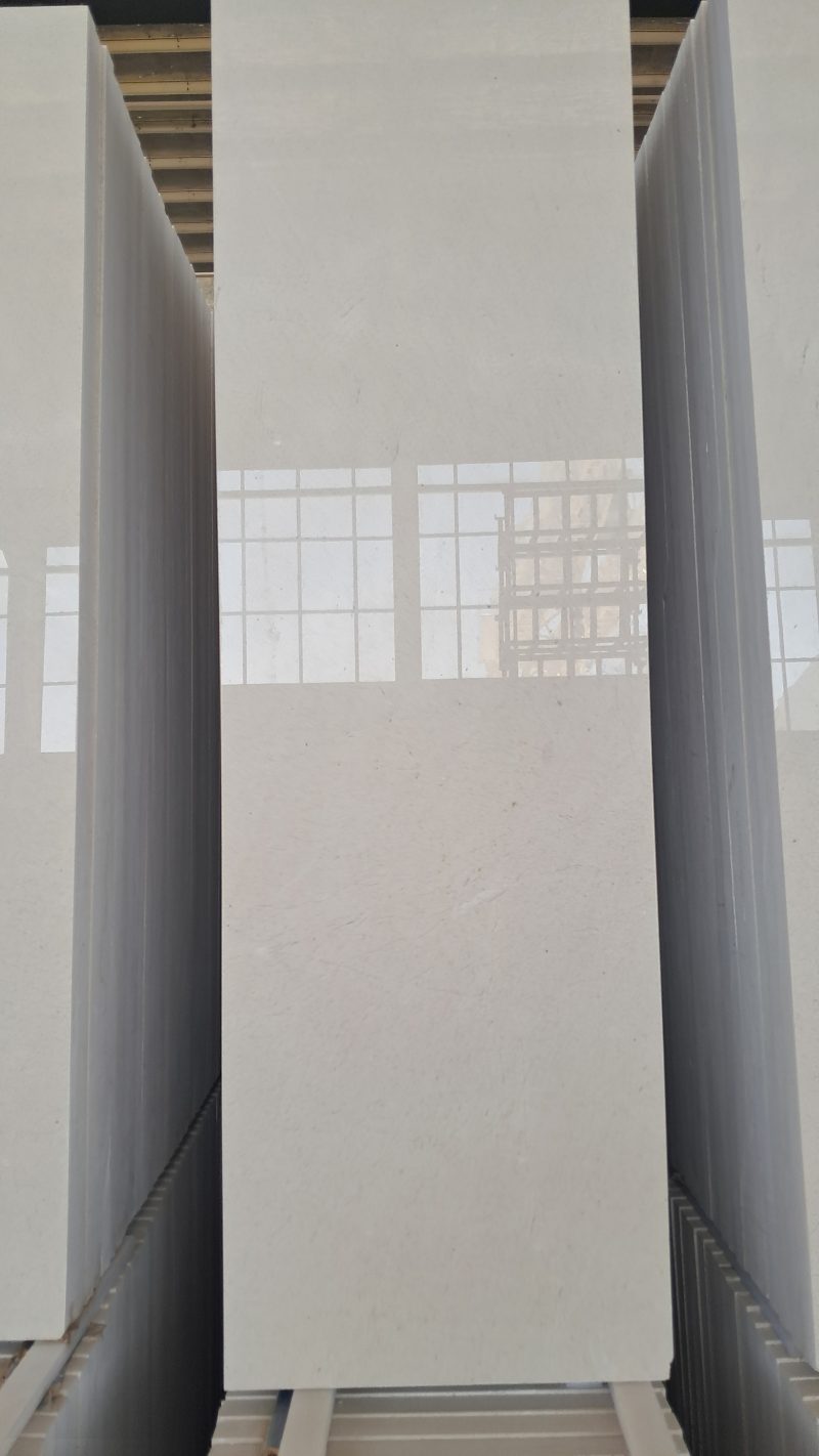 رخام هرسین – رخام أبيض فاخر مع عروق ناعمة | لازولیت ماربل