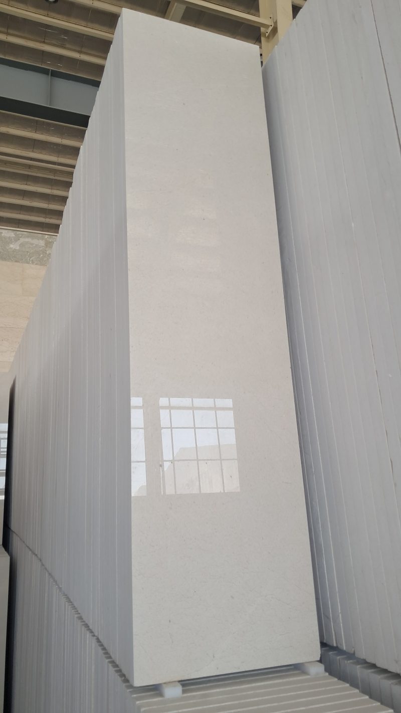 رخام هرسین – رخام أبيض فاخر مع عروق ناعمة | لازولیت ماربل