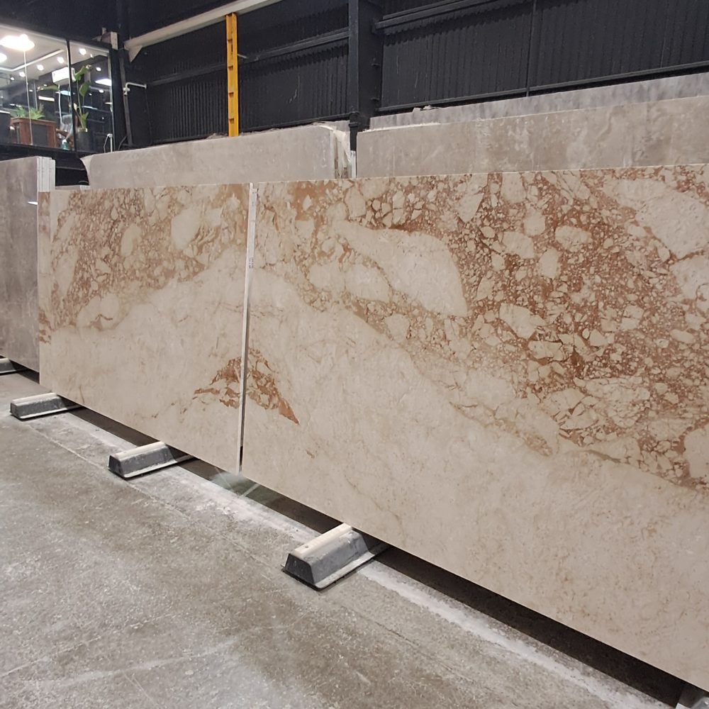 رخام کبتشینو – رخام بيج فاخر مع عروق بنية فاتحة | لازولیت ماربل