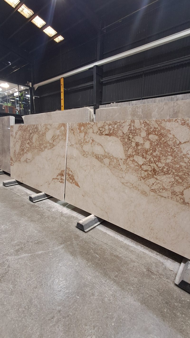 رخام کبتشینو – رخام بيج فاخر مع عروق بنية فاتحة | لازولیت ماربل