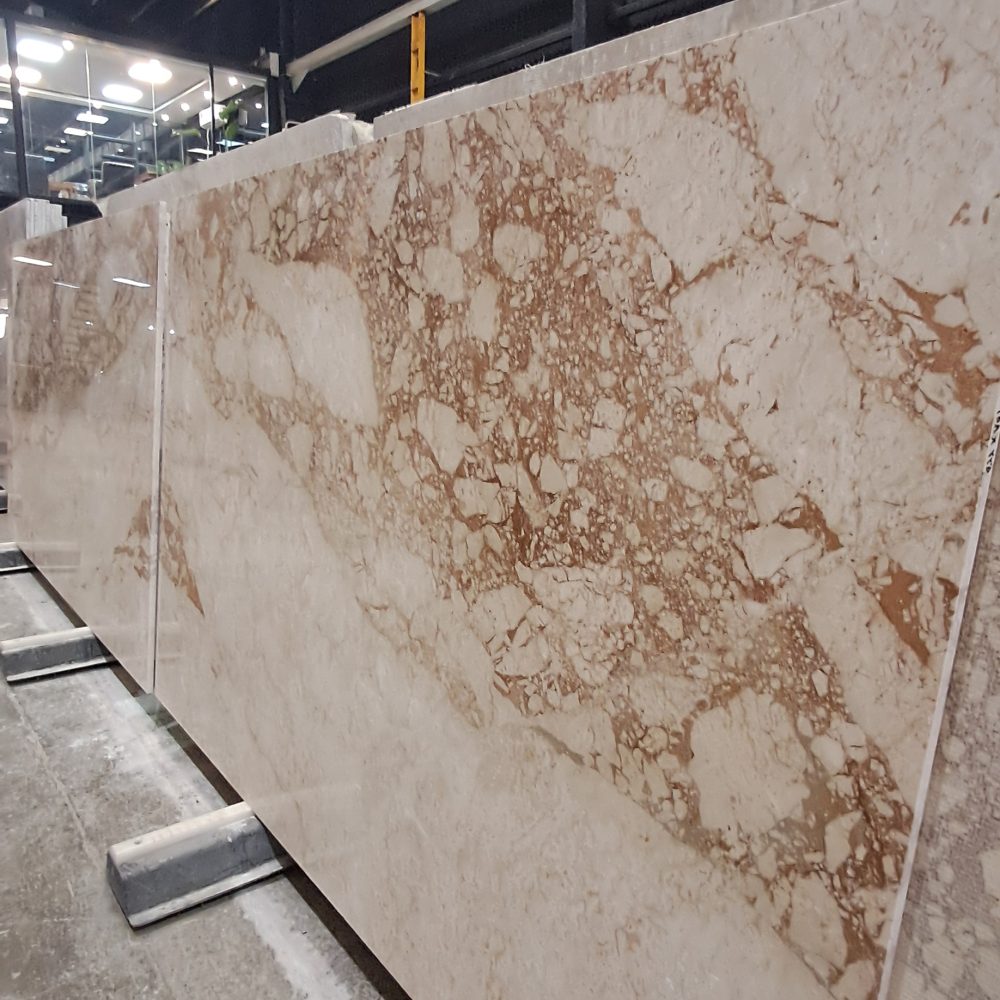 رخام کبتشینو – رخام بيج فاخر مع عروق بنية فاتحة | لازولیت ماربل