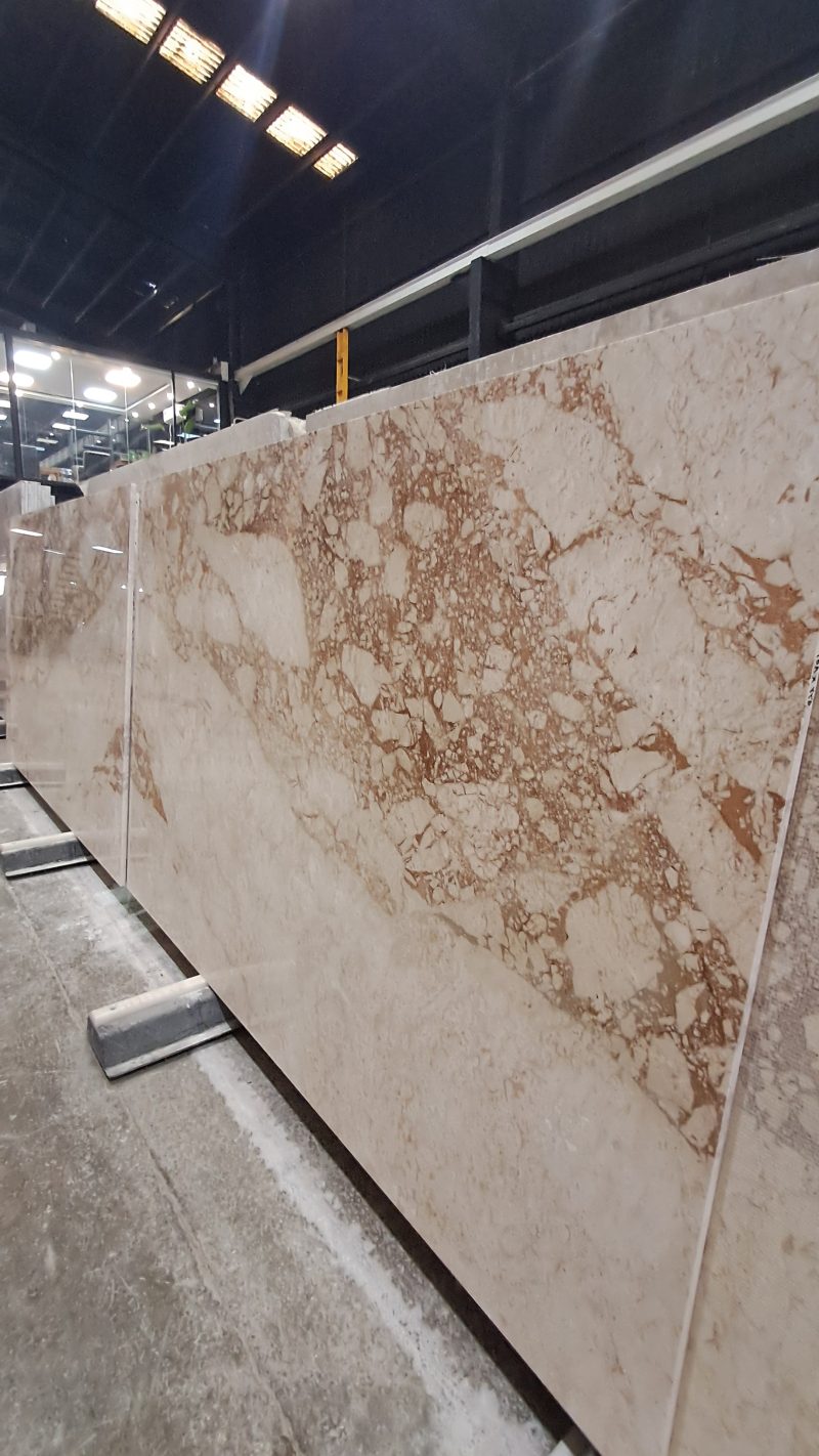 رخام کبتشینو – رخام بيج فاخر مع عروق بنية فاتحة | لازولیت ماربل