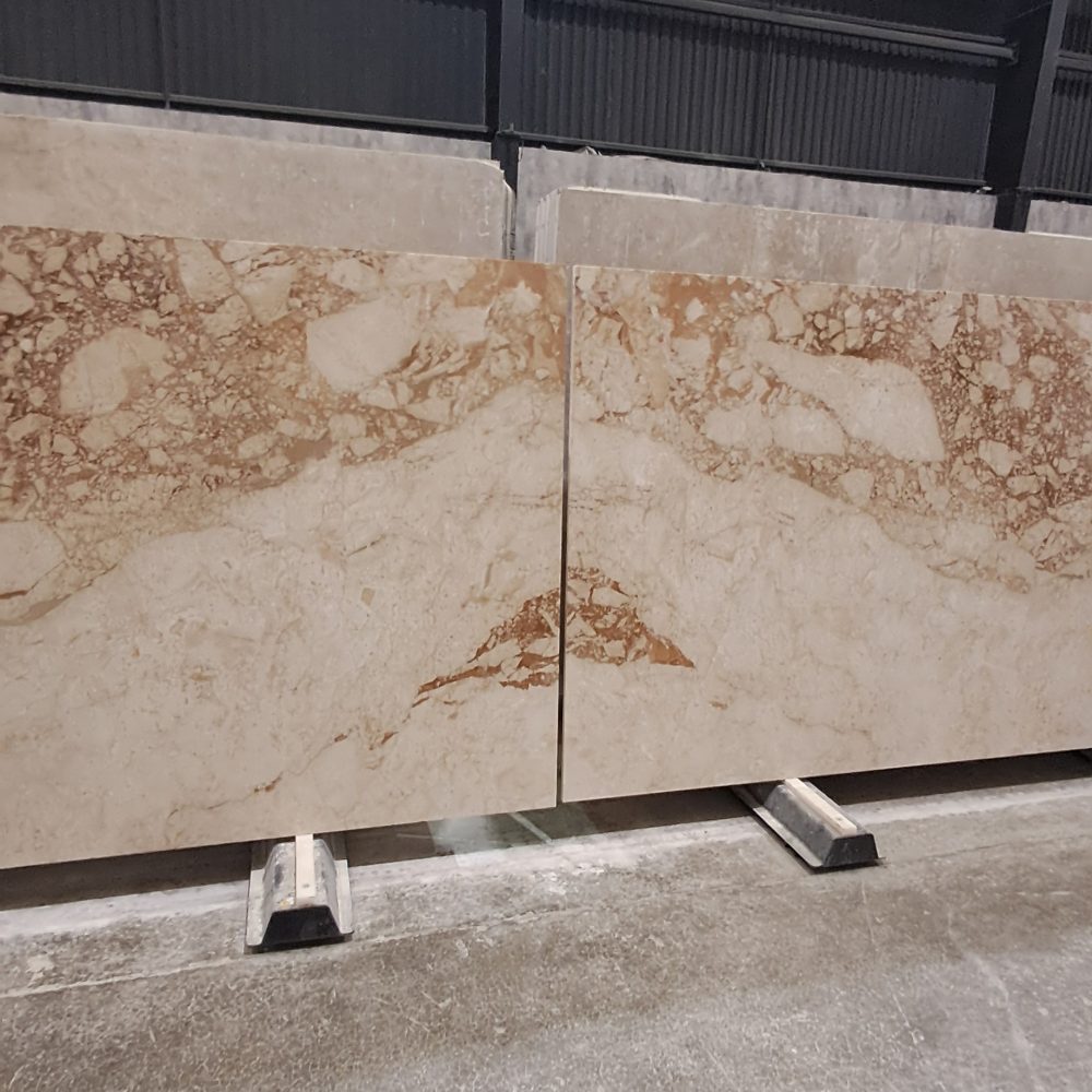 رخام کبتشینو – رخام بيج فاخر مع عروق بنية فاتحة | لازولیت ماربل