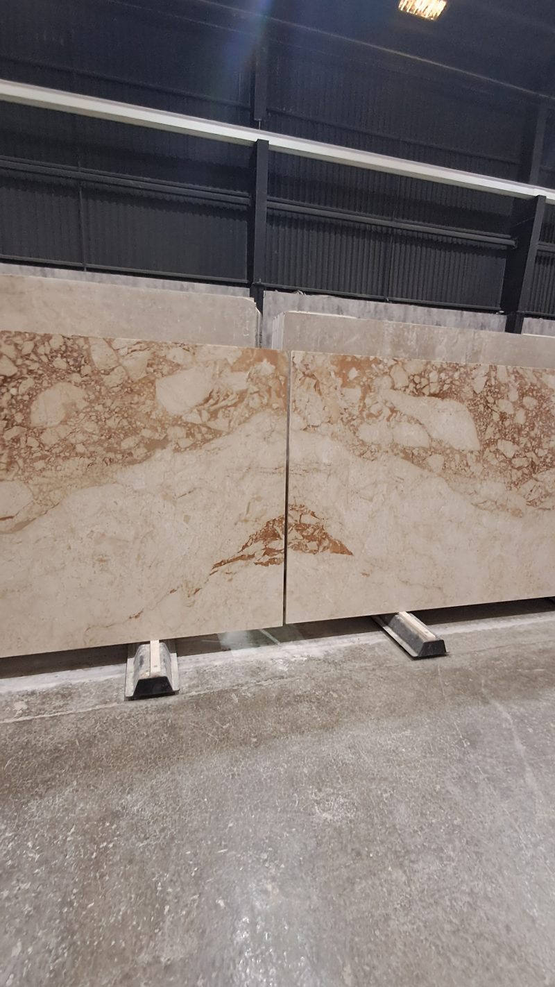 رخام کبتشینو – رخام بيج فاخر مع عروق بنية فاتحة | لازولیت ماربل