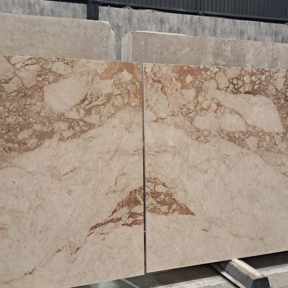 رخام کبتشینو – رخام بيج فاخر مع عروق بنية فاتحة | لازولیت ماربل