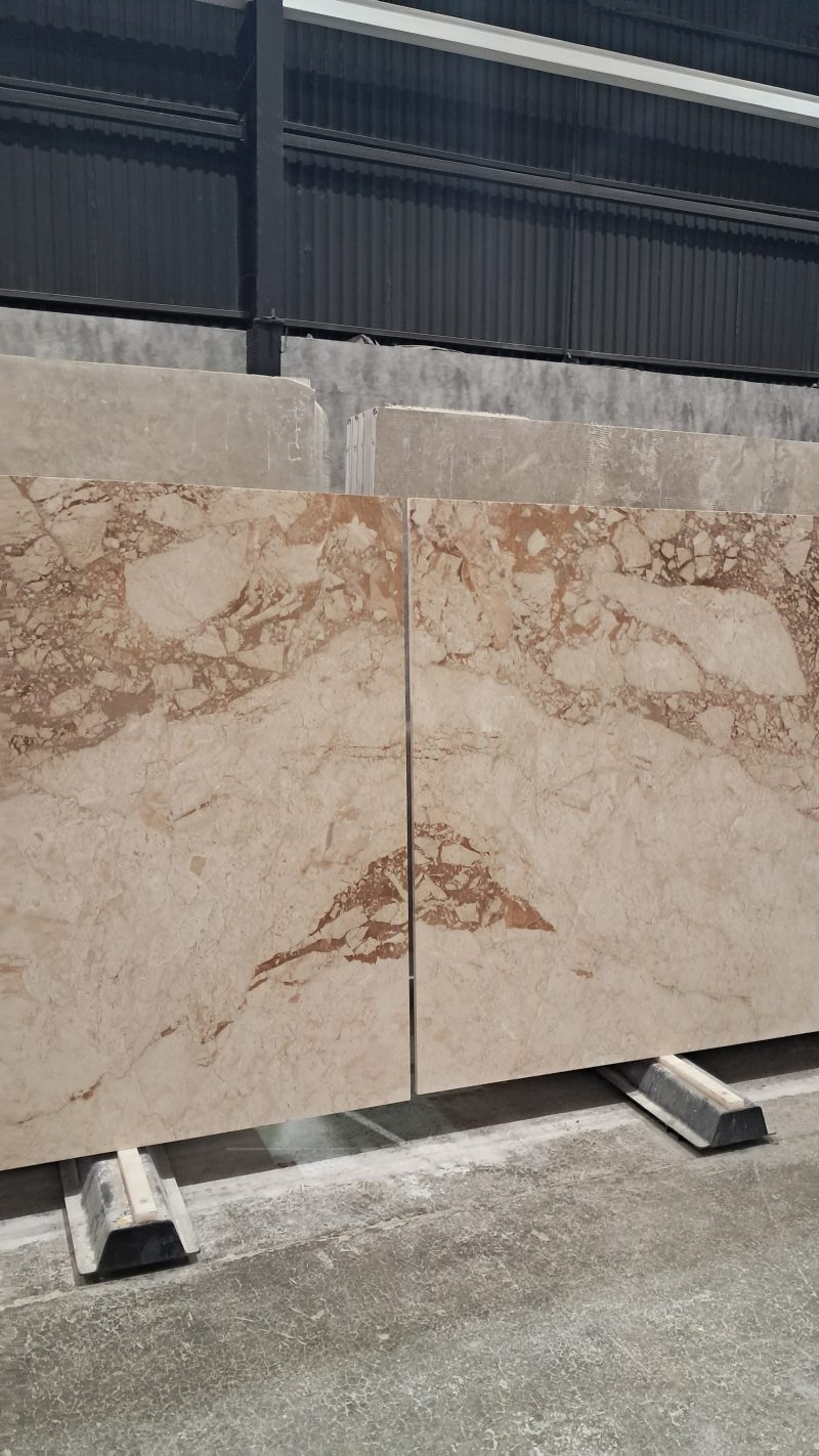 رخام کبتشینو – رخام بيج فاخر مع عروق بنية فاتحة | لازولیت ماربل