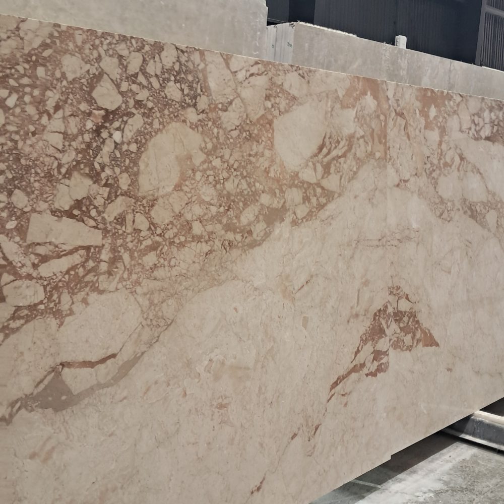 رخام کبتشینو – رخام بيج فاخر مع عروق بنية فاتحة | لازولیت ماربل