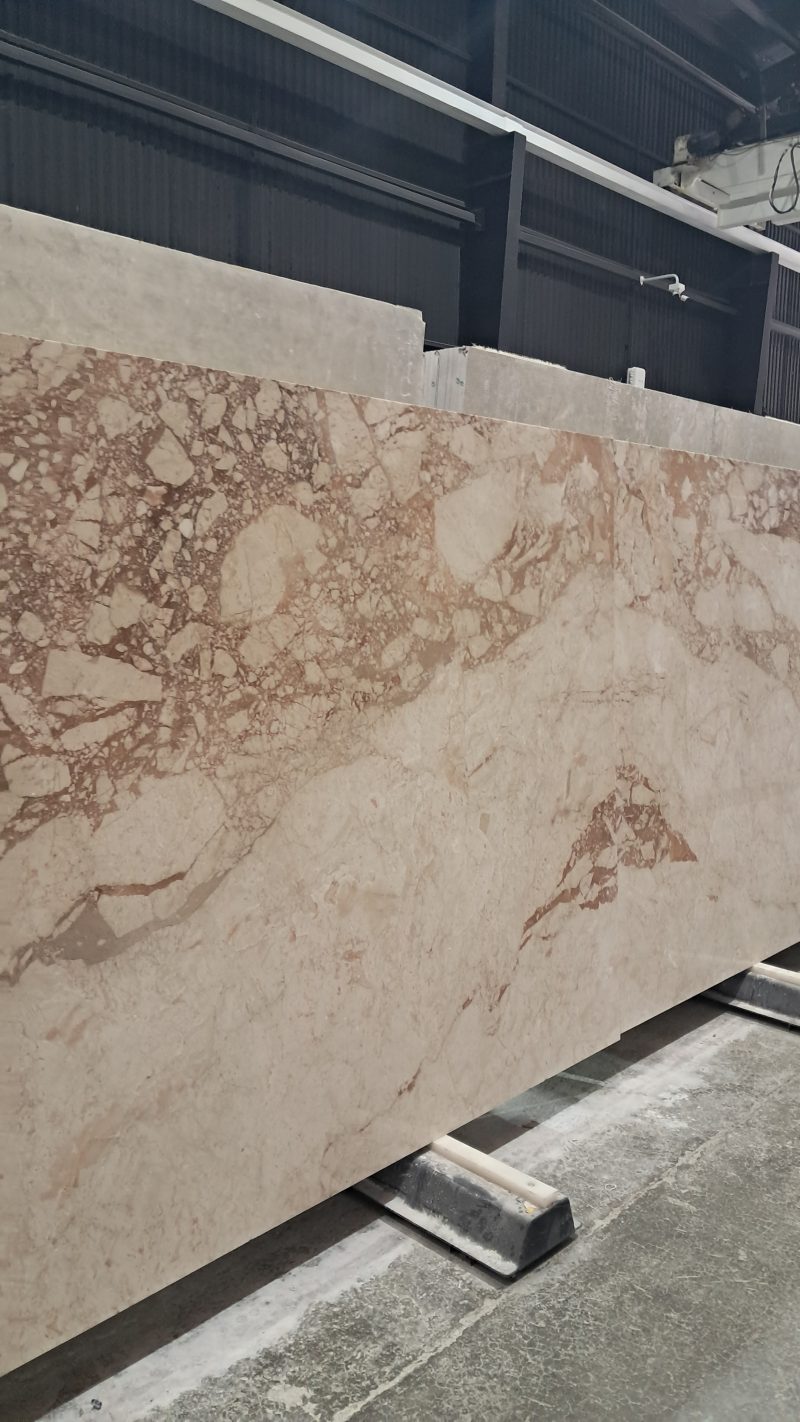 رخام کبتشینو – رخام بيج فاخر مع عروق بنية فاتحة | لازولیت ماربل